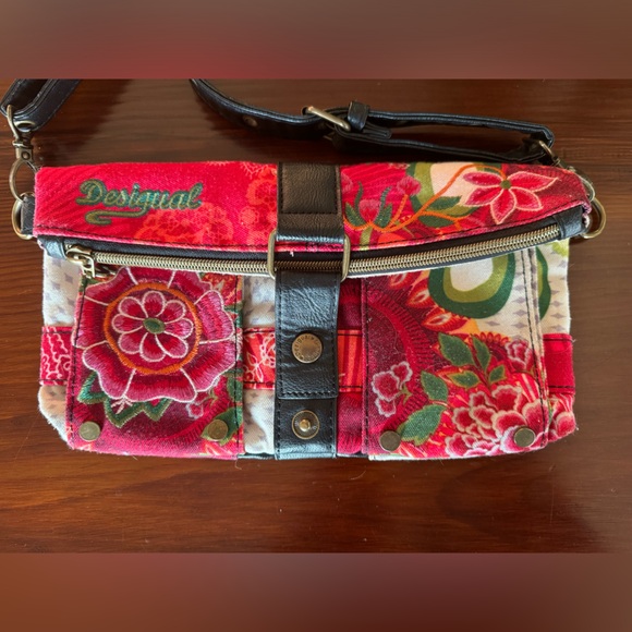 Desigual purse in like new condition - Picture 2 of 8